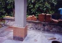 Rivestimento di un pilastro di cemento in mattoni rossi